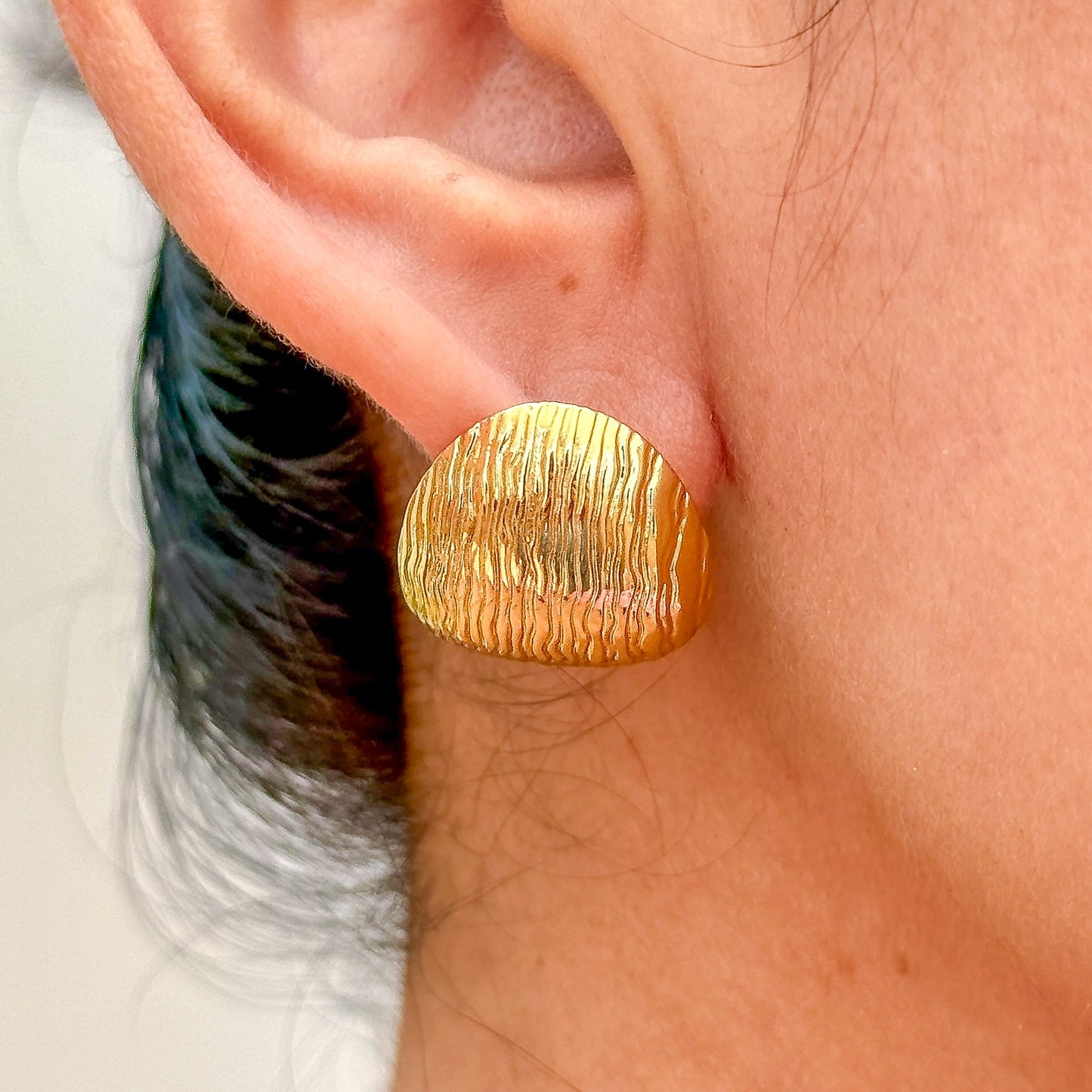 Aretes Boton Textura Dorada Acero Inox 8902-338
