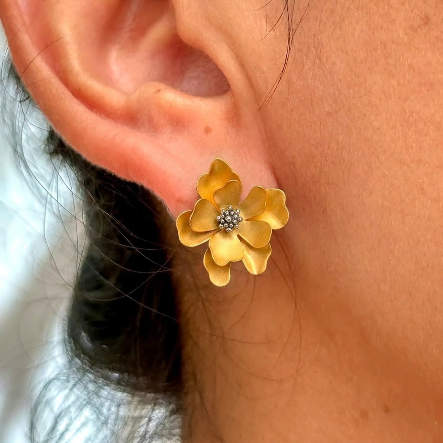 Aretes Flor Grande Dorada Chapa 18K 8279-53
